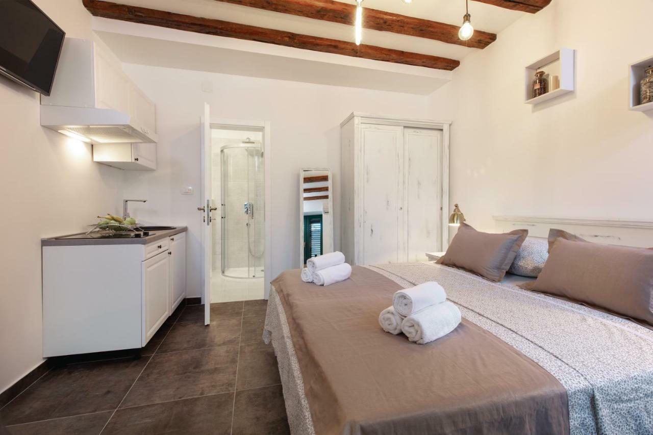 Studio Apartments Insula Сплит Екстериор снимка