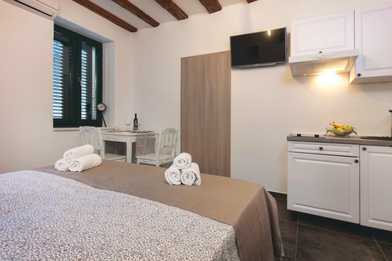 Studio Apartments Insula Сплит Екстериор снимка