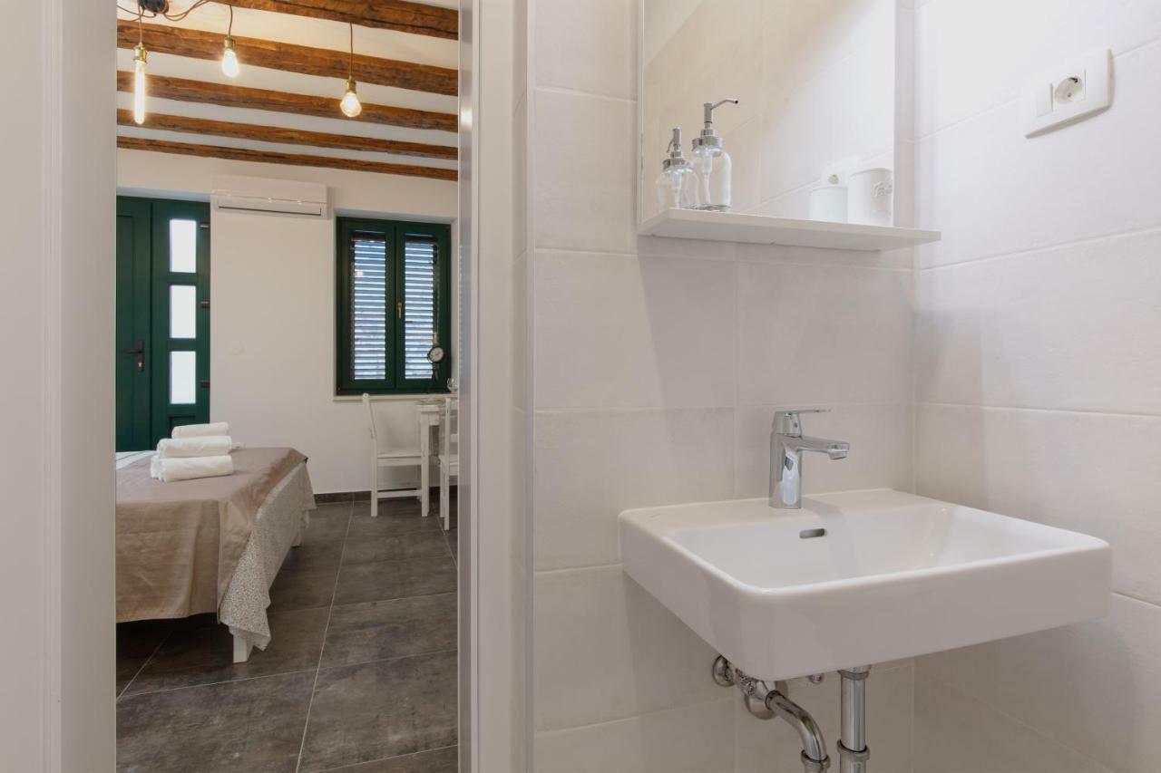 Studio Apartments Insula Сплит Екстериор снимка